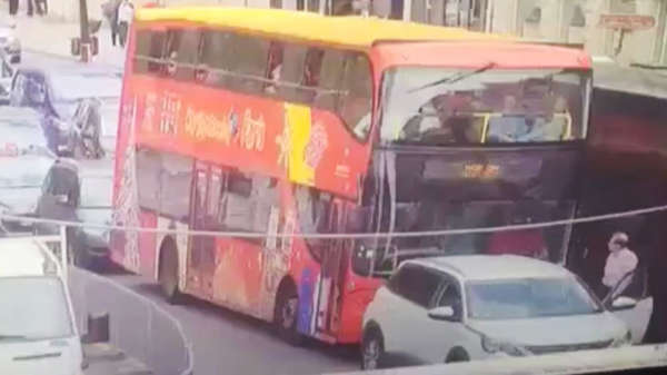 Bizar: chauffeur "hop on hop off" bus rijdt man overhoop tijdens verkeersruzie in Parijs