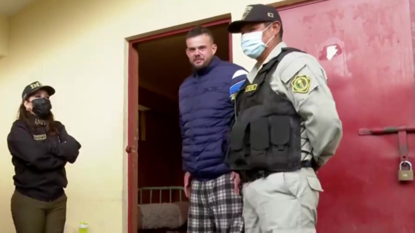 Lachende Joran van der Sloot geeft rondleiding door ijskoude cel in beruchte Peruaanse gevangenis