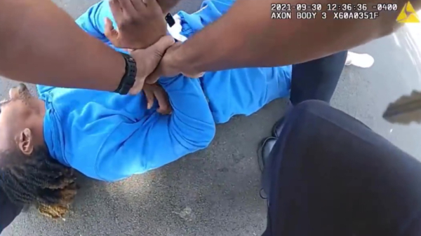 Ophef in Amerika om agenten die verlamde man hardhandig uit auto trekken