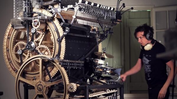 Deze moddervette knikkermachine maakt ook nog eens harde beats