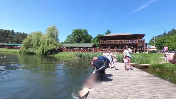 Poolse motorrijders twijfelen geen moment en trekken dronken gast uit het water