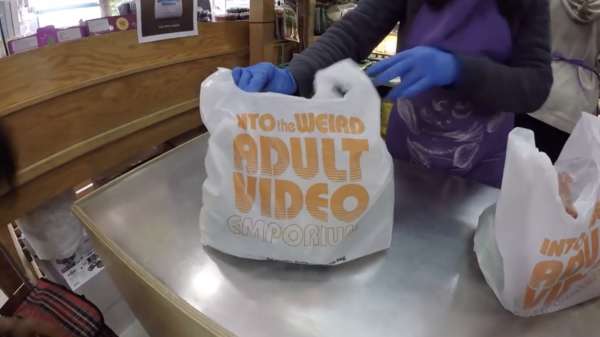 Canadese winkel verzint geniale manier om mensen van de plastic zakjes af te krijgen