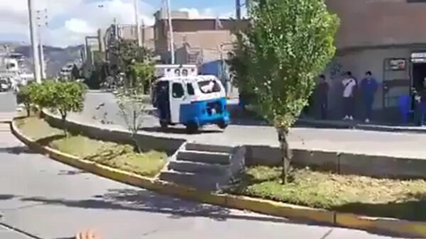 Straatrace met tuktuks wordt pas écht spannend in de bochten