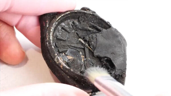 Deze held restaureert een compleet verbrand horloge als een ware kunstenaar