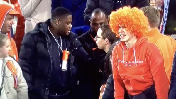 Mannen die shirt zouden hebben gejat van fan op tribune na Nederland - Gilbraltar doen hun verhaal