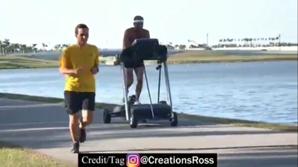 Joggers passeren op zijn gemotoriseerde loopband