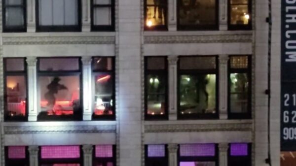 SWAT-team stormt gebouw binnen waar vrouw wordt gegijzeld door gewapende man