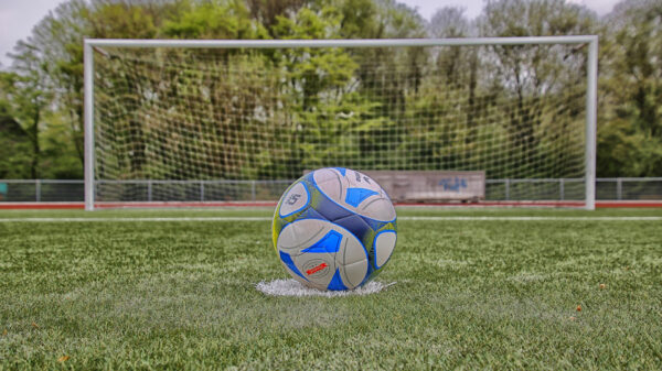 Eindbaas laat zien hoe je een perfecte penalty neemt