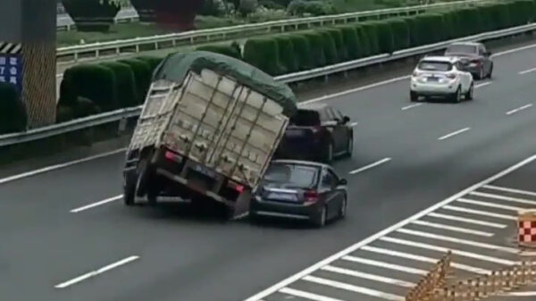 Vrachtwagen maakt stevige schuiver dankzij langzaam rijdende randdebiel