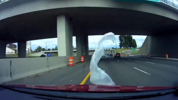 Stuk losvliegende folie zorgt voor behoorlijke paniek op de snelweg
