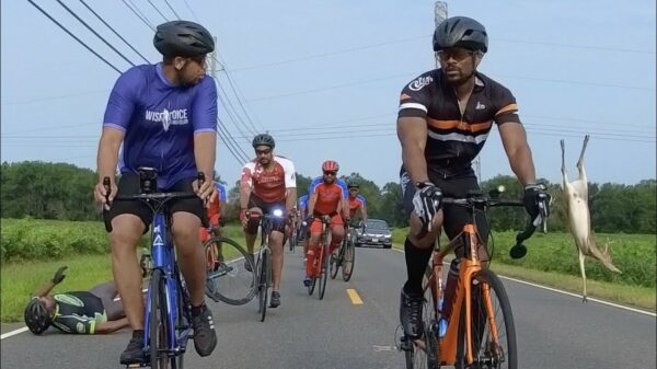 Hert met ontzettende haast flyingkickt wielrenner onderuit