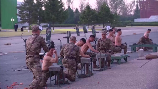 Noord-Koreaans leger geeft voor hun Grote Leider een geschifte demonstratie