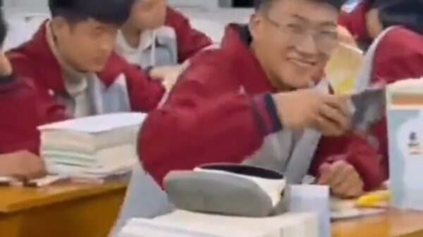 Onverwacht, eenvoudig en effectief: zo betrap je een leerling met zijn mobieltje