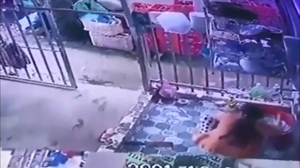 The Great Escape: vrouw ontsnapt aan de politie door sneaky de afwas te doen