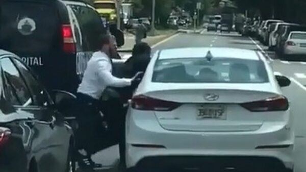 Meszwaaiende verkeershufter gaat full retard na ordinaire road rage