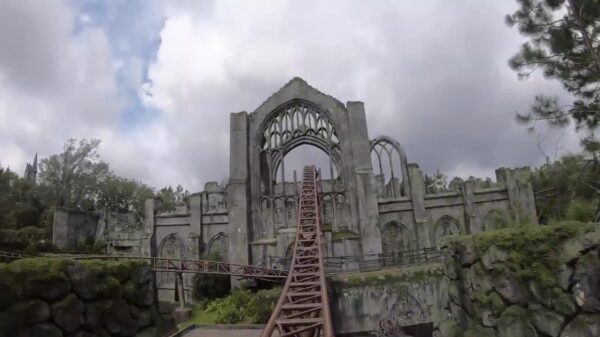 Supervette POV van Hagrid's Magical Creatures Motorbike Adventure-achtbaan ziet er gruwelijk uit
