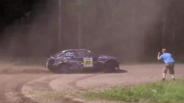 Rallyrijder probeert een binnendoorweggetje te vinden