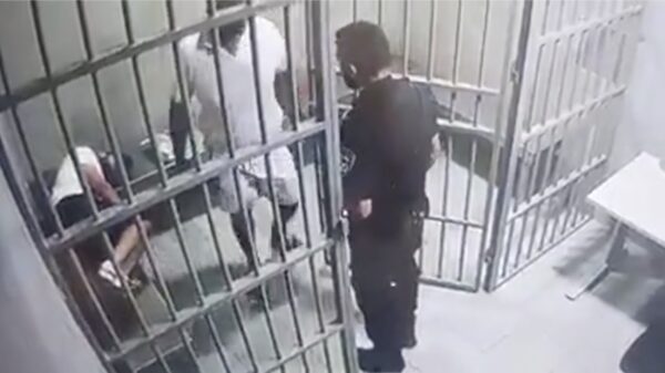 Israëlische gevangene is ineens een stuk minder stoer dankzij de taser