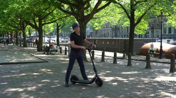 Op deze "Boosted Rev" step jakker je met 39 km/u naar je werk!