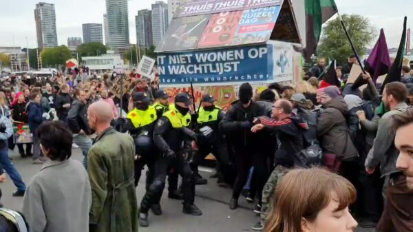 Gisteren werd er tijdens de Woonopstand-demonstratie ook nog ouderwets geknuppeld door de ME