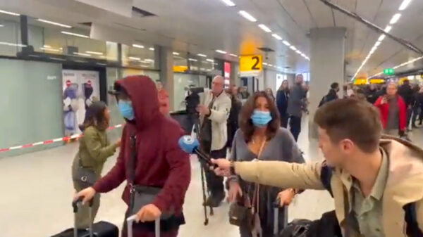 Compleet geschifte paparazzi-toestanden op Schiphol bij terugkeer André Hazes