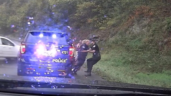 Agente wordt dankzij collega nét niet van haar voeten geveegd