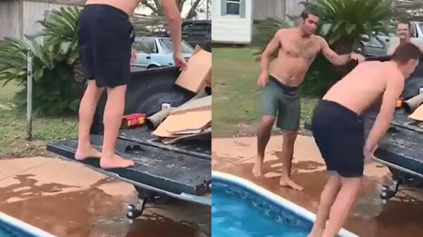 Schoonspringer gebruikt laadklep van pickup-truck als duikplank