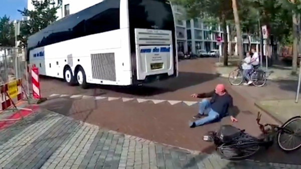 Meer dan 15 minuten aan Nederlandse dashcamvideo's vol met bizarre situaties