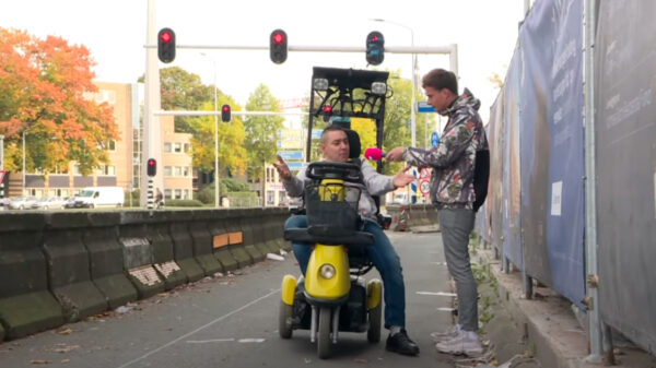 Huseyin wil alleen maar tüteren, maar politie Eindhoven zit 'm op de hielen