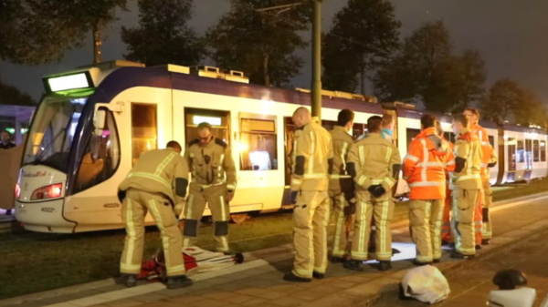 Man overleden nadat 'ie voor tram is geduwd in Den Haag, daders inmiddels aangehouden