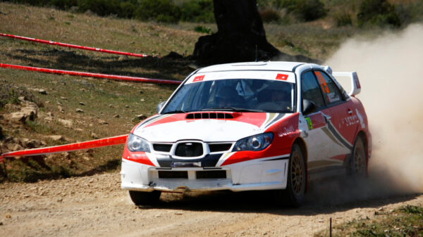 Zo ongelofelijk kogelhard komen de wagens voorbij tijdens een rally