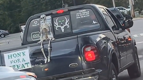 Skelet op pick-up vermaakt achterliggers tijdens Halloween