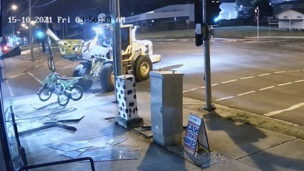 Geen zin om voor je motor te betalen? Dan jat je ze toch gewoon uit de etalage!