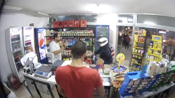 Behoorlijk mislukte overval doordat eencellige idioot zichzelf in zijn tampeloeres schiet