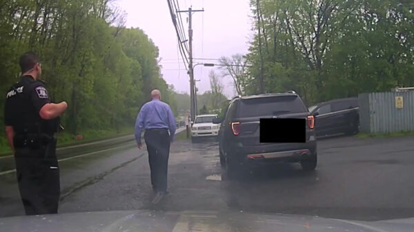 Rechter doet een "weetjijwelwieikbennetje" tijdens aanhouding wegens bumperkleven