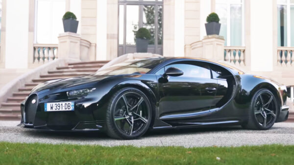 Hoe hard durft deze reviewer met een Bugatti Chiron over de Deutsche autobahn?