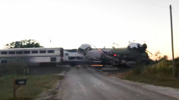 Trein joekelt snoeihard door een vrachtwagen beladen met auto's