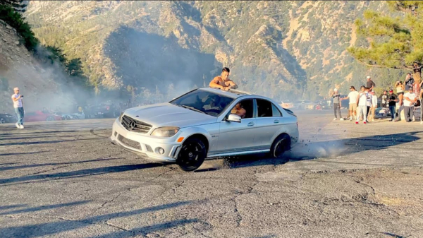 Uitslover in Mercedes C63 AMG ziet kuiltje over het hoofd tijdens het donuts draaien