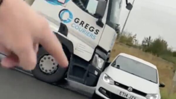 Vrachtwagenchauffeur hoort een gek rammeltje tijdens het rijden