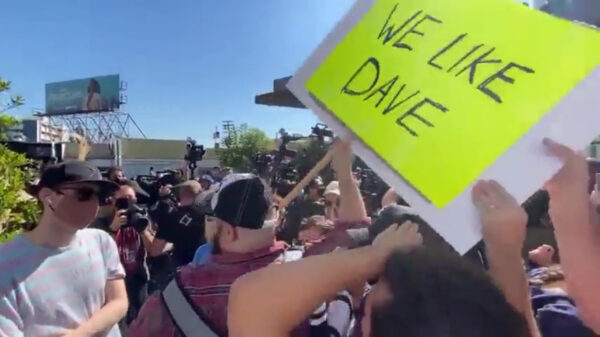 Held neemt het tijdens protest op voor Dave Chappelle en krijgt kuub sneeuwvlokjes in zijn nek
