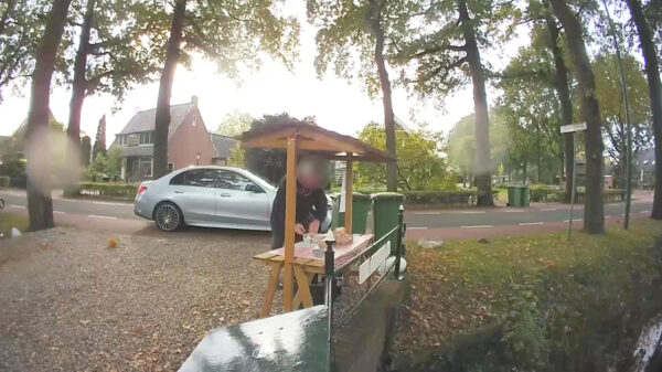 Man met dikke Mercedes jat voor 6 euro eieren bij kraampje in Maartensdijk en is sneuneus van de dag
