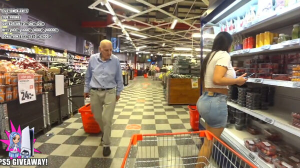 Opa kijkt zijn ogen uit tijdens het boodschappen doen