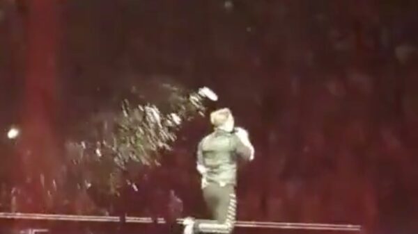 Guus Meeuwis kopt moeiteloos een biertje zoals het een echte spits van PSV betaamt