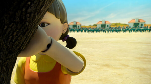 Kat is meester in het Squid Game-spel Red light, Green light