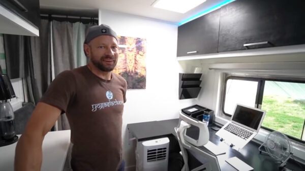 Knutselaars bouwen compleet appartement in een oude camper