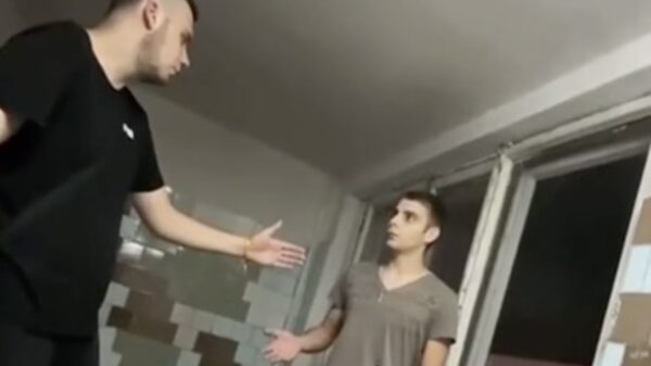 Russische David & Goliath lossen hun meningsverschil op tijdens de VrijMiBo