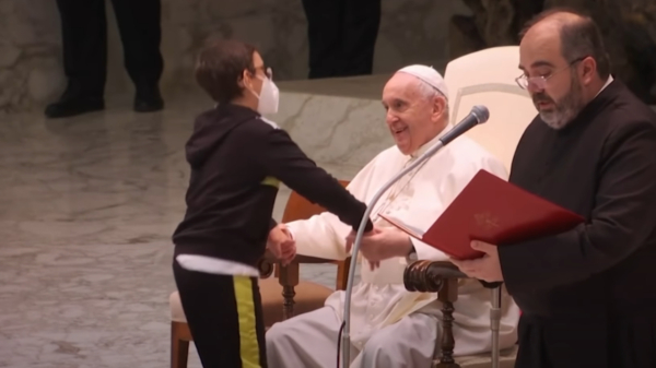 10-jarige koter probeert hoofdkapje van de paus te jatten