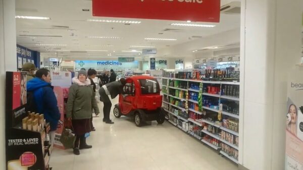 Brommobiel neemt verkeerde afslag en komt in winkel terecht