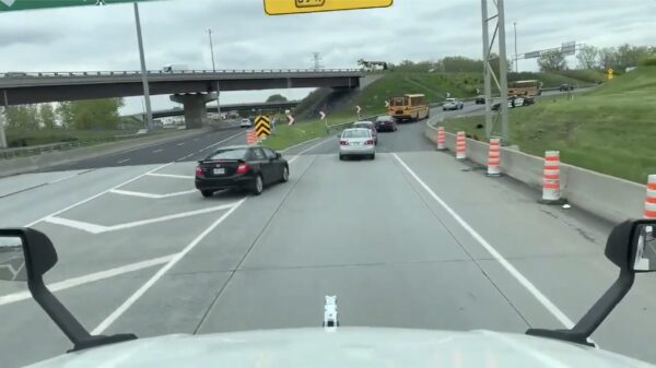 Asociale automobilist drukt 'm er net nog even snel voor tijdens het ritsen