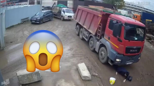 Oud vrouwtje heeft alle geluk van de wereld als ze onder een vrachtwagen valt